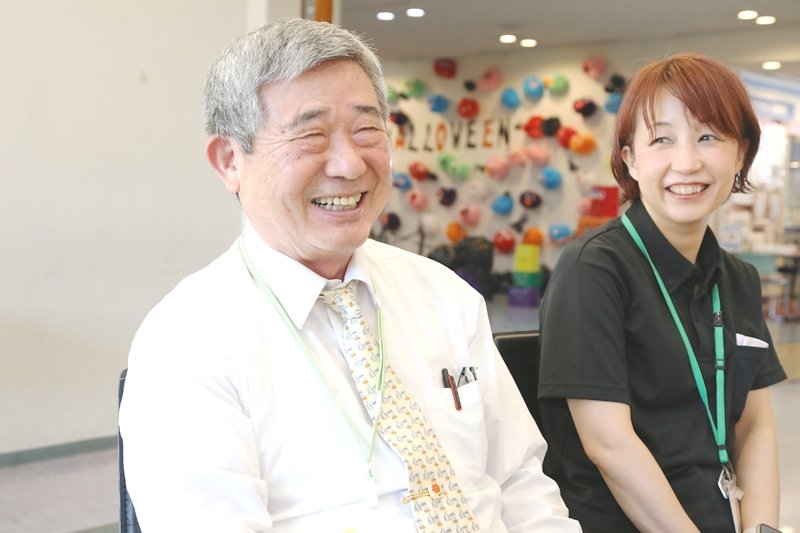 宝塚市公益施設 ピピアめふ 館長の小山 出さん（左）と事業担当の矢野 名美さん（右）
