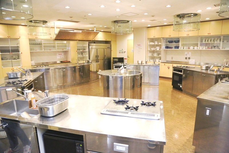 6つものキッチンを有する大型キッチンスタジオ