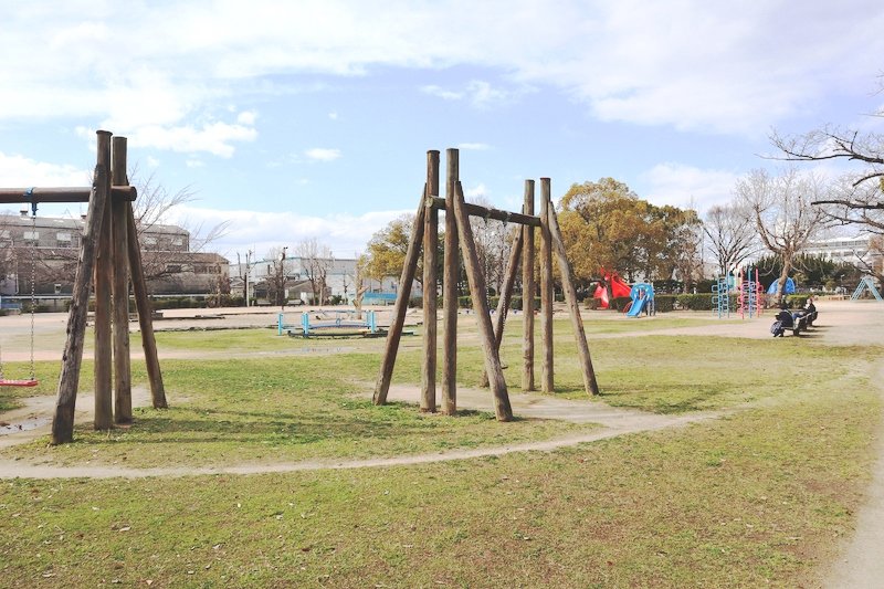 開放的な芝生広場が心地よい「潮江公園」