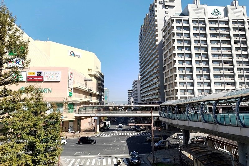 開放的な空間が広がるJR「尼崎」駅前