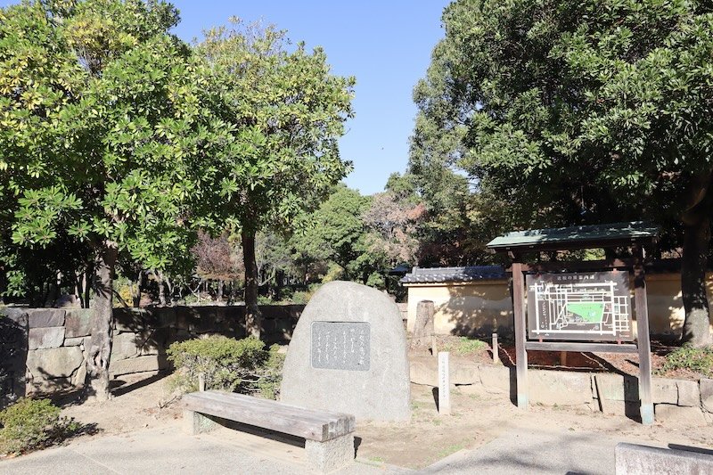 「近松記念館」を併設する「近松公園」