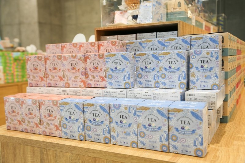 お土産に人気の「átoa 神戸紅茶」