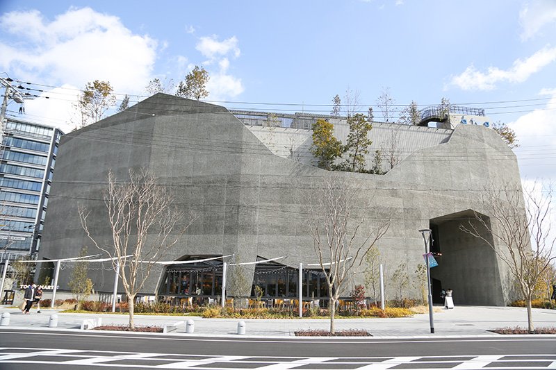 アクアリウムやフードホールなどで構成された複合施設「神戸ポートミュージアム」