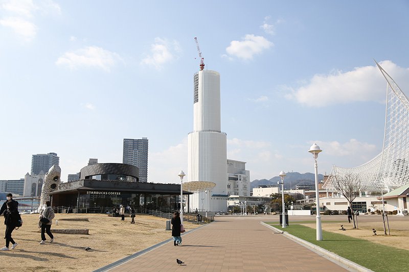 現在、リニューアル工事中の「神戸ポートタワー」